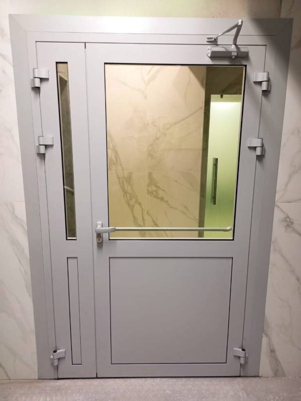 Алюминиевая дверь с ручкой push-bar Алюминиевая дверь с ручкой push-bar