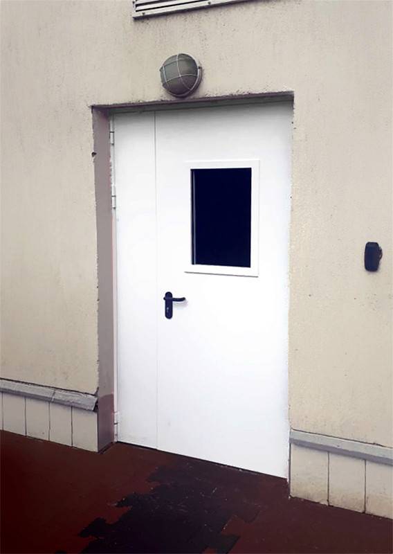 Белая полуторная дверь с остеклением Белая полуторная дверь с остеклением