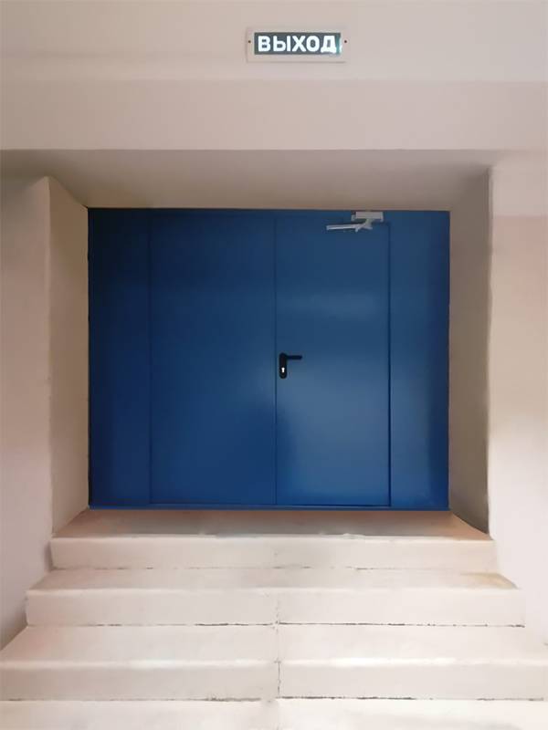 Дверь с боковыми вставками, вид сзади (ул. Котляковская) Дверь с боковыми вставками, вид сзади (ул. Котляковская)