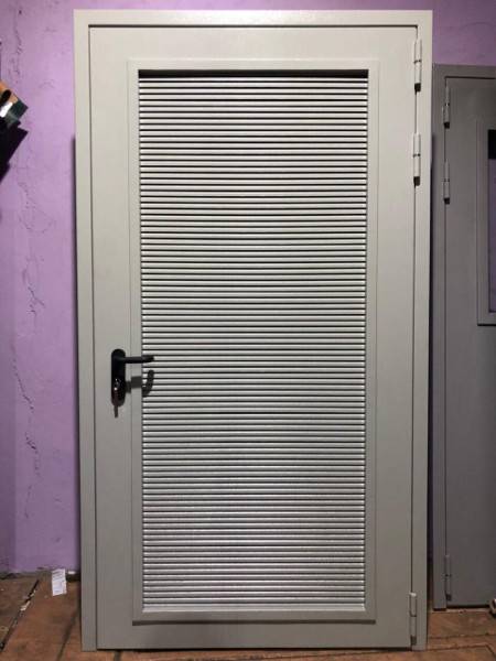 Дверь с тремя петлями Дверь с тремя петлями