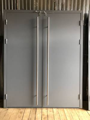 Серая двупольная дверь с доводчиками Серая двупольная дверь с доводчиками