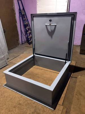 Люк выхода на кровлю Люк выхода на кровлю