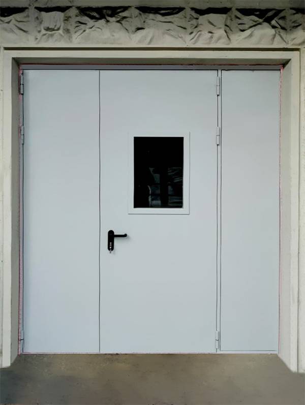 Нестандартная дверь с окном (ул. Тихомирова, 1) Нестандартная дверь с окном (ул. Тихомирова, 1)