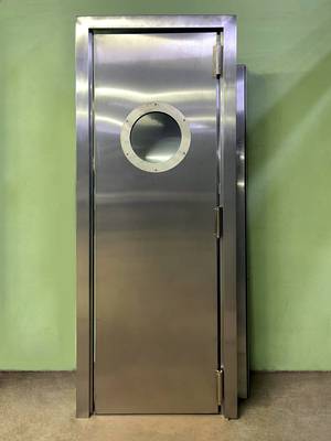 Общий вид маятниковой двери Общий вид маятниковой двери