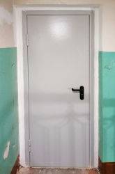 Одностворчатая дверь в квартирном доме Одностворчатая дверь в квартирном доме