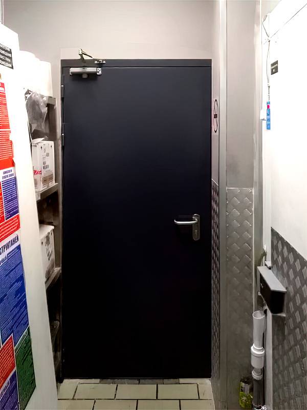 Огнеупорная дверь в подсобном помещении KFC