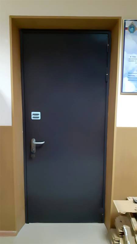 Огнезащитная дверь с внешней стороны (офисы, пер. Хользунова) Огнезащитная дверь с внешней стороны (офисы, пер. Хользунова)