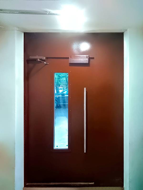 Подъездная дверь, внутренняя сторона Подъездная дверь, внутренняя сторона