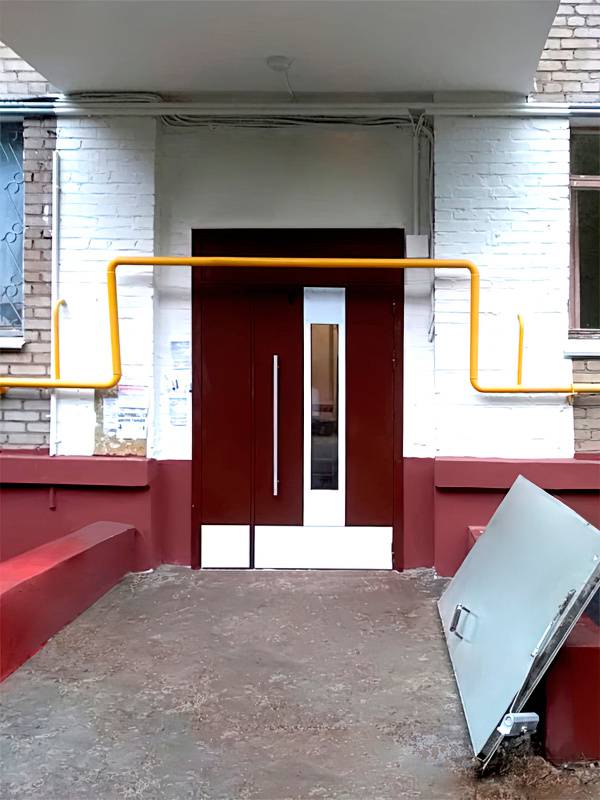 Полуторная дверь с остеклением Полуторная дверь с остеклением