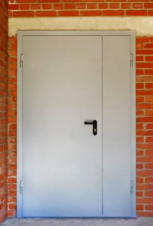 Полуторная огнестойкая дверь в спортивном учреждении Полуторная огнестойкая дверь в спортивном учреждении