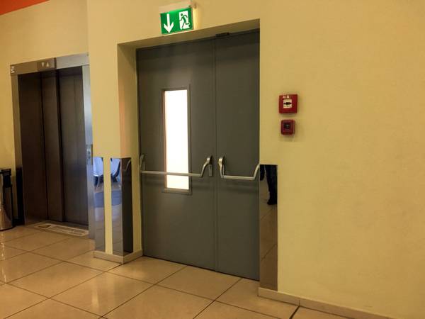 Полуторная остекленная дверь Полуторная остекленная дверь