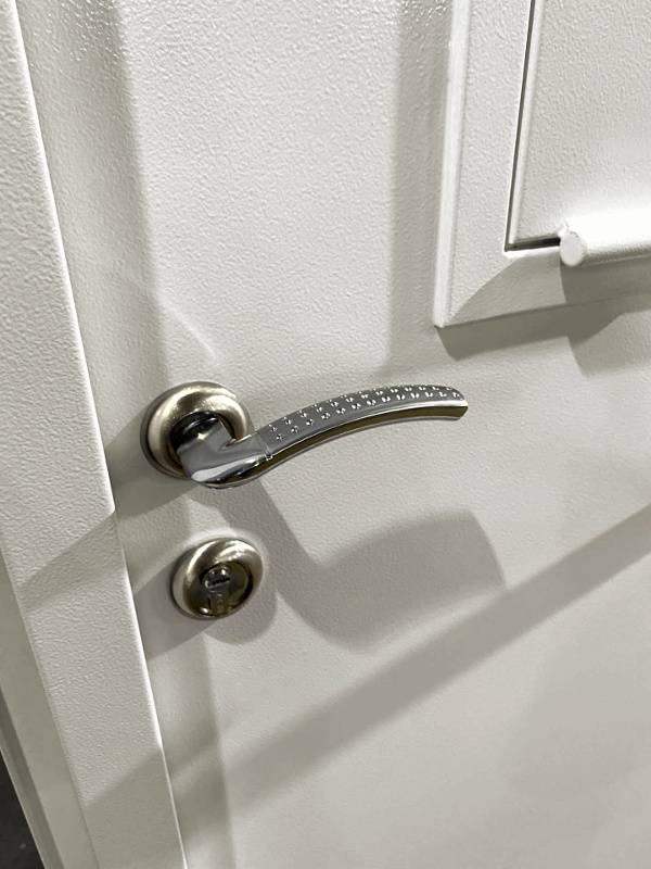 Ручка и цилиндровый замок Ручка и цилиндровый замок