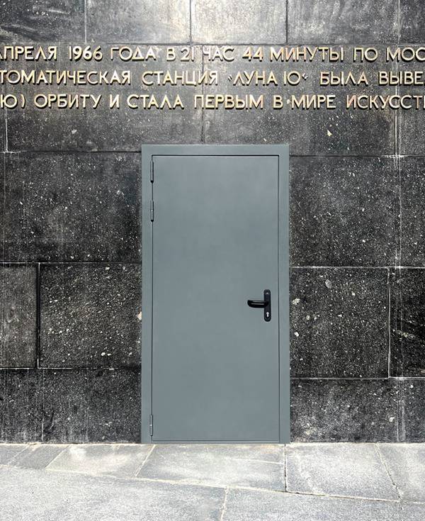 Стальная техническая дверь (музей космонавтики) Стальная техническая дверь (музей космонавтики)