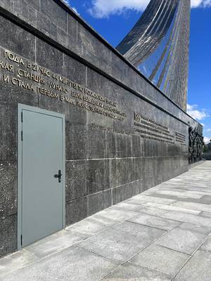 Стальная техническая дверь (музей космонавтики) Стальная техническая дверь (музей космонавтики)