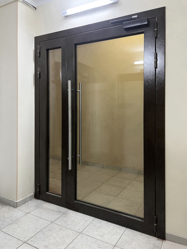 Светопрозрачные офисные двери с ручками-скобами — смотрите фото с установки