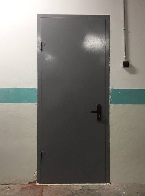 Серая техническая дверь Серая техническая дверь