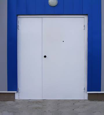 Белая двустворчатая техническая дверь Белая двустворчатая техническая дверь