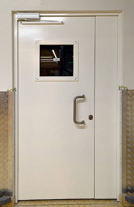 Техническая дверь с ручкой-скобой