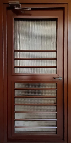 Внешняя сторона Техническая дверь со стеклом и доводчиком