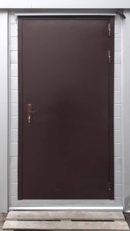 Техническая дверь в автоцентре Volvo Техническая дверь в автоцентре Volvo