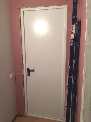 Дверь с внутренней стороны Дверь с внутренней стороны