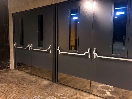 Остекленные двери с отбойниками Остекленные двери с отбойниками