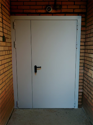 Полуторная дверь снаружи Полуторная дверь снаружи