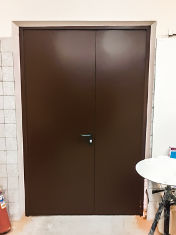 Полуторная дверь, вид сзади Полуторная дверь, вид сзади