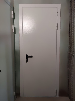 Противопожарная дверь, наружная сторона Противопожарная дверь, наружная сторона