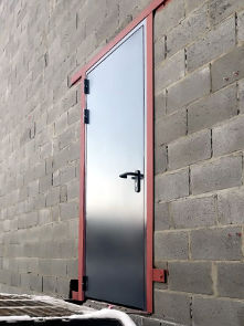 Установленная однопольная дверь Установленная однопольная дверь